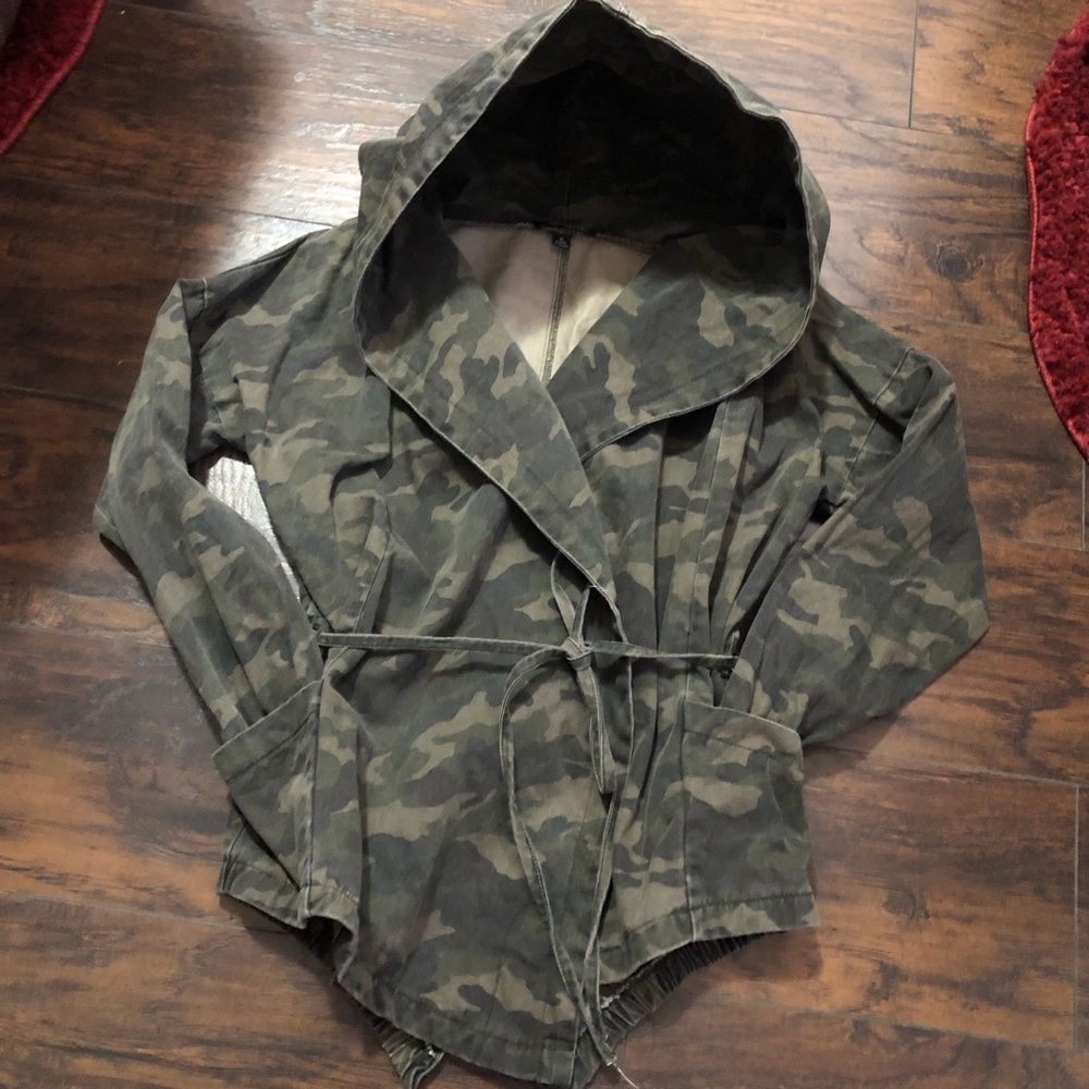 PREOWNED woman 36.5 SZ M Camo Hooded Jacket with side pocket and belt strings.
